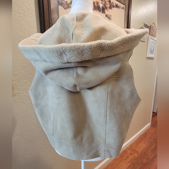 Faux Suede and Sherpa Vest with Hood - Picture 7 of 12